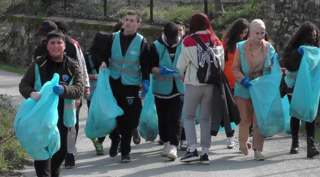 200 GÖNÜLLÜ KENT ORMANI'NDA ÇÖP TOPLADI