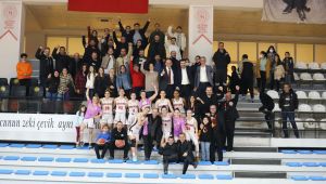 KADIN BASKETBOL TAKIMINDAN MÜTHİŞ GALİBİYET: 76-62