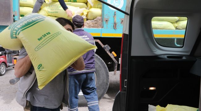 MANİSA'DA GÜBRE DAĞITIMI İLÇELERDE SÜRDÜRÜLÜYOR