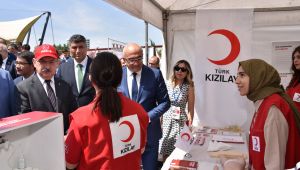 MANİSA'DA PROTOKOL ÜYELERİNDEN TÜRK KIZILAY'A TEMASSIZ BAĞIŞ