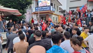 TURGUTLU’DA PARTİLİLER KUTLAMA YAPTI