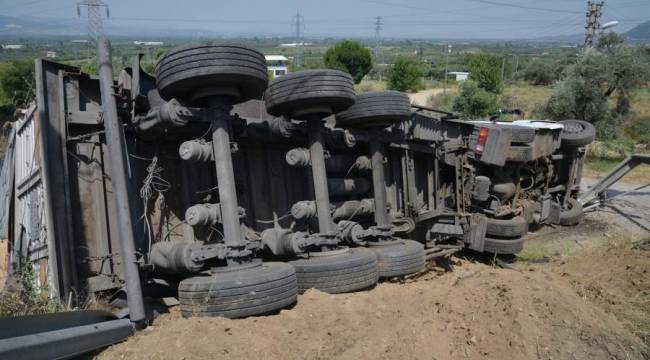 Turgutlu'da freni boşalan park halindeki buğday yüklü tır devrildi