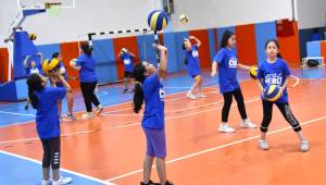 YUNUSEMRE'DE YAZ SPOR OKULU VOLEYBOL KURSLARI BAŞLADI