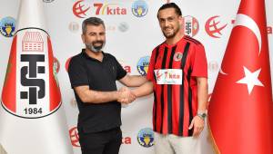 EMRE AKGÜN TURGUTLUSPOR’LA SÖZLEŞME İMZALADI