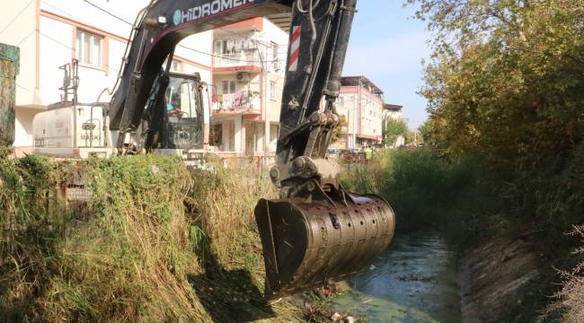 Barbaros Mahallesinde Sulama Kanalı Temizleniyor