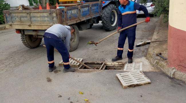 Hacıbey ve Sakarya Mahallelerinin Yağmursuyu Izgaraları Temizlendi