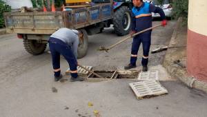 Hacıbey ve Sakarya Mahallelerinin Yağmursuyu Izgaraları Temizlendi