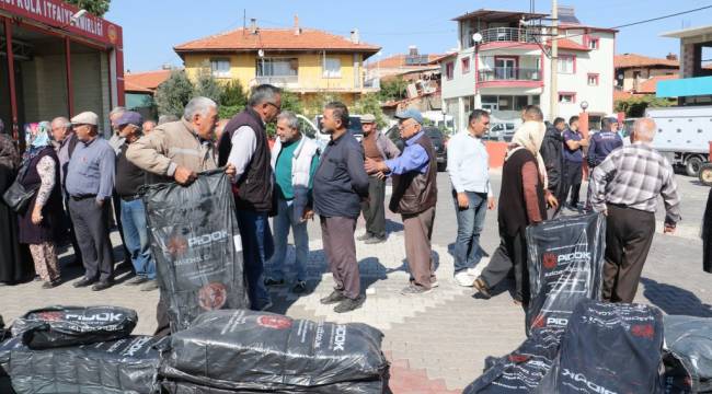 Kula ve Selendili üreticiler zeytin hasat örtülerini teslim aldı