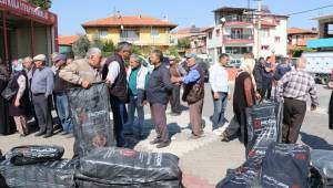 Kula ve Selendili üreticiler zeytin hasat örtülerini teslim aldı