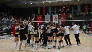 Manisa BBSK Voleybol Takımı evindeki ilk maçı kazandı  