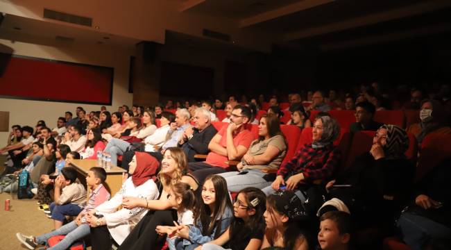 Turgutlu Belediyesi Tiyatro Ekibi “Yakından Kumanda 2” Oyunuyla Beğeni Topladı