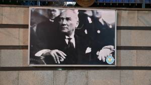 Batı Kışla’da Atatürk Fotoğrafları Yenilendi  