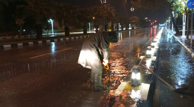 Büyükşehir ve MASKİ Ekipleri Gece Gündüz Fırtına ve Yağış Mesaisinde