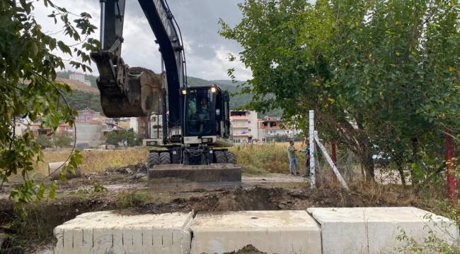 Dere Yataklarında Menfez Montajları Devam Ediyor