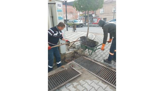 Soma’da Üç Mahallenin Yağmursuyu Izgaraları Temizlendi