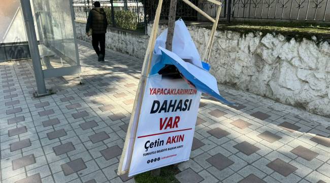 Çetin Akın’ın Afişlerine Saldırı