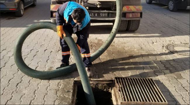 Kula’da Dört Mahallenin Yağmursuyu Izgaraları Temizlendi