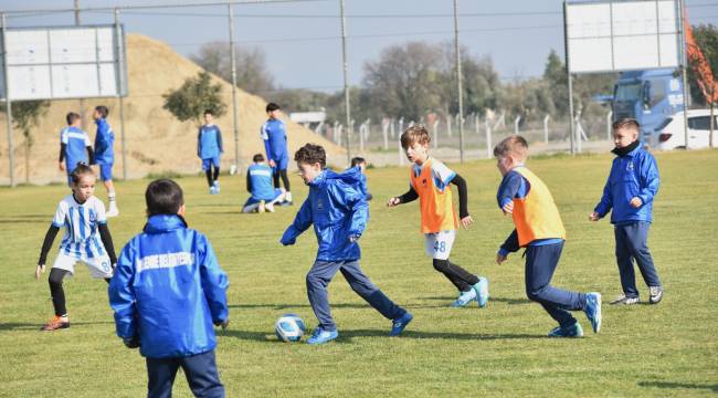 YUNUSEMRE'DE EVRENOS FUTBOL ALTYAPI TESİSİNİN BAKIMI TAMAMLANDI