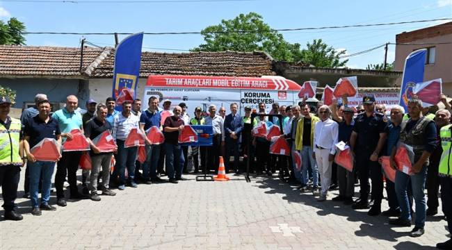 Manisa’da Traktör Sürücülerine Reflektör Dağıtıldı