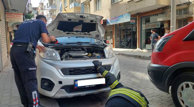 TURGUTLU'DA ARAÇ İÇİNE SIKIŞAN YILAN KURTARILDI