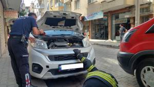 TURGUTLU'DA ARAÇ İÇİNE SIKIŞAN YILAN KURTARILDI