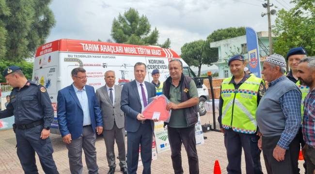 TURGUTLU’DA TRAKTÖR SÜRÜCÜLERİNE REFLEKTÖR VE YELEK DAĞITILDI