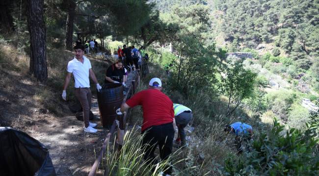 Manisa’da 3 Saatte 3 Ton Çöp Toplandı