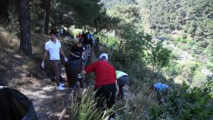 Manisa’da 3 Saatte 3 Ton Çöp Toplandı