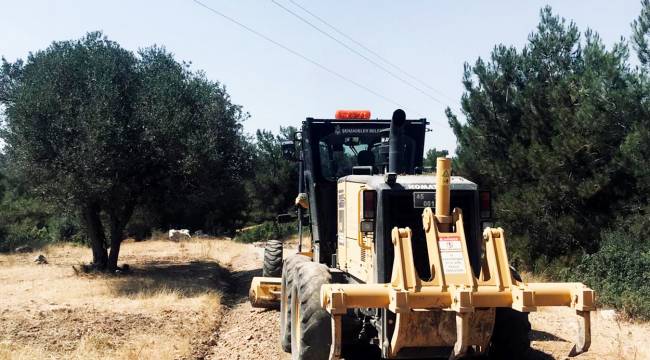 ŞEHZADELER BELEDİYESİ'NDEN ÇINARLIKUYU'DA YOL MESAİSİ