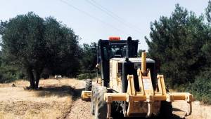 ŞEHZADELER BELEDİYESİ'NDEN ÇINARLIKUYU'DA YOL MESAİSİ