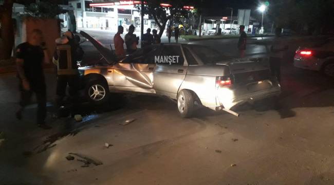 Turgutlu'da Beton Direğe Çarpan Araç Hurdaya Döndü, Sürücü Ağır Yaralı