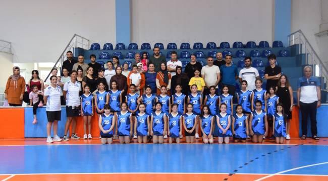 YUNUSEMRE'DE YAZ SPOR OKULU VOLEYBOL KURSLARI YOĞUN İLGİYLE BAŞLADI