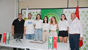 Manisa BBSK Voleybol Takımı 4 altyapı oyuncusuyla sözleşme imzaladı