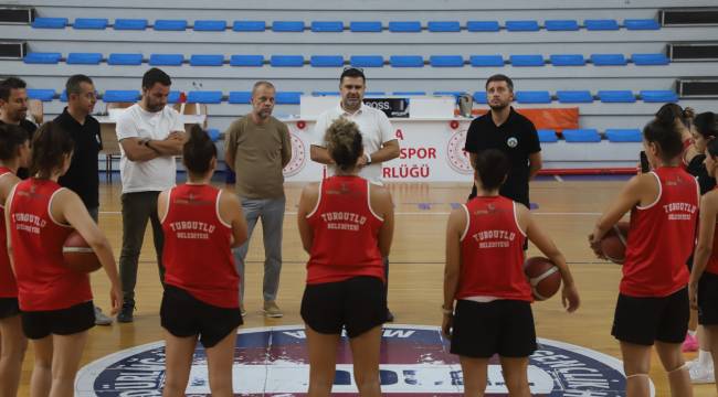 Turgutlu Belediyespor Kadın Basketbol Takımı Parkeye İndi