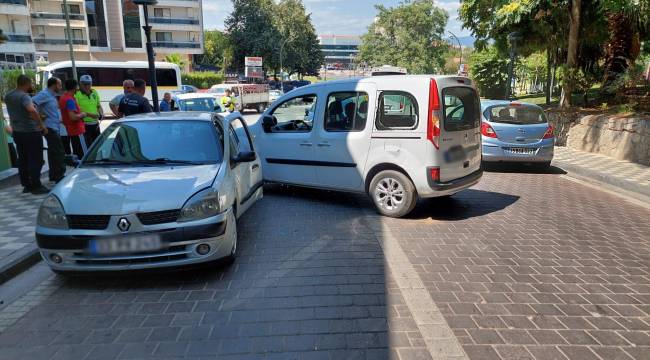Turgutlu’da 3 araç kazaya karıştı, 1 yaralı