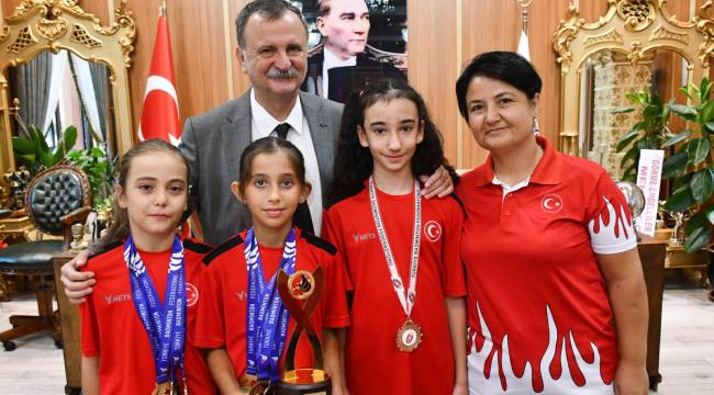  Başkan Balaban Şampiyon Milli Sporcuları Ödüllendirdi