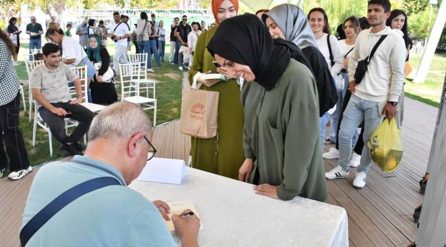 Ünlü Yazarlar Manisa'da Okurlarıyla Buluştu