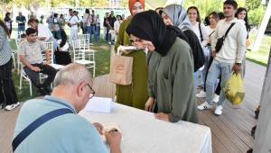 Ünlü Yazarlar Manisa'da Okurlarıyla Buluştu