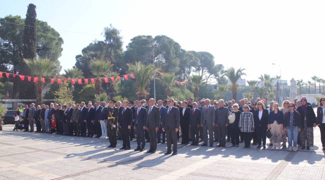 Turgutlu'da Cumhuriyet Bayramı Kutlamaları Resmi Çelenk Sunumu İle Başladı