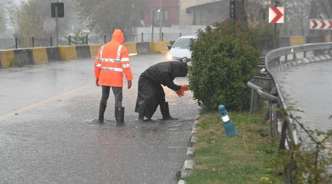 Büyükşehir ve MASKİ Ekipleri Siddetli Yağış ve Fırtınaya Karşı Sahada