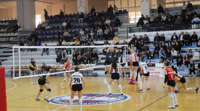 Turgutlu Belediyesi Kadın Voleybol Takımı Rakibine Geçit Vermedi