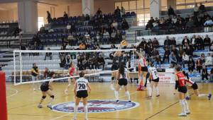 Turgutlu Belediyesi Kadın Voleybol Takımı Rakibine Geçit Vermedi