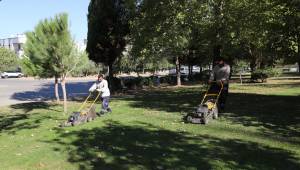 Turgutlu Belediyesi Park ve Bahçeler Müdürlüğü Ekipleri Eş Zamanlı Çalışmalarına Devam Ediyor