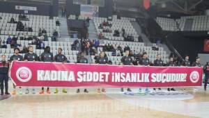 Basketbol Maçında Kadına Yönelik Şiddete Karşı Farkındalık Yaratıldı