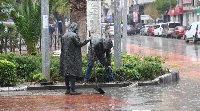 Büyükşehir ve MASKİ Ekipleri Yağışta Sahadaydı