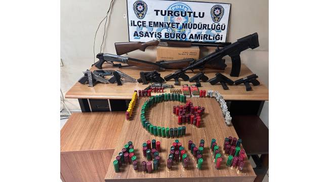 Turgutlu’da Ruhsatsız Silah Operasyonu: 8 Tabanca ve 2 Tüfek Ele Geçirildi