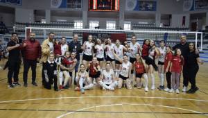 Turgutlu Kadın Voleybol Takımı Rakibine Geçit Vermedi