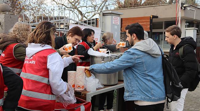 CHP Turgutlu Kadın Kolları'ndan Final Dönemindeki Öğrencilere Sıcak Çorba İkramı