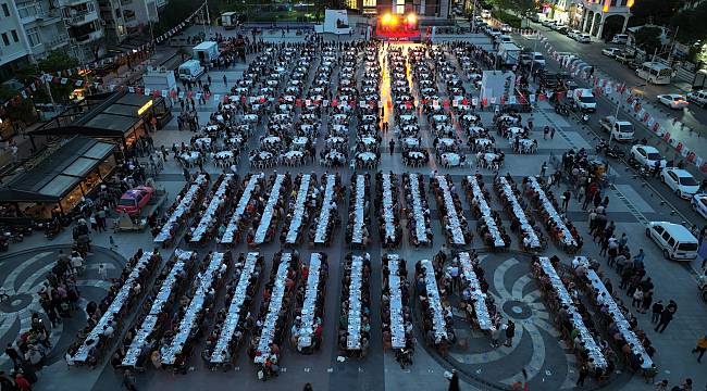 100 Bin Kişilik İftar Sofrası, 15 Bin Haneye Sıcak Yemek ve Gıda Kolisi