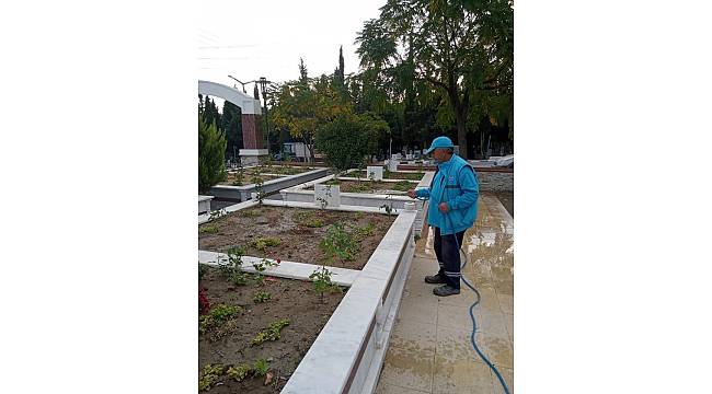 Manisa'da mezarlık bakımları aralıksız devam ediyor